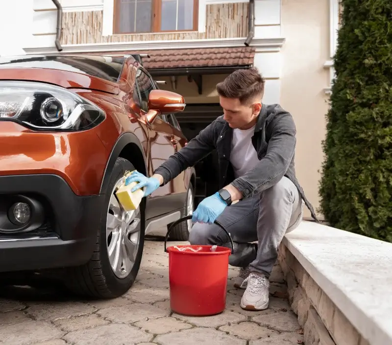 Lavage auto à domicile Garéoult : professionnel intervenant sur un véhicule